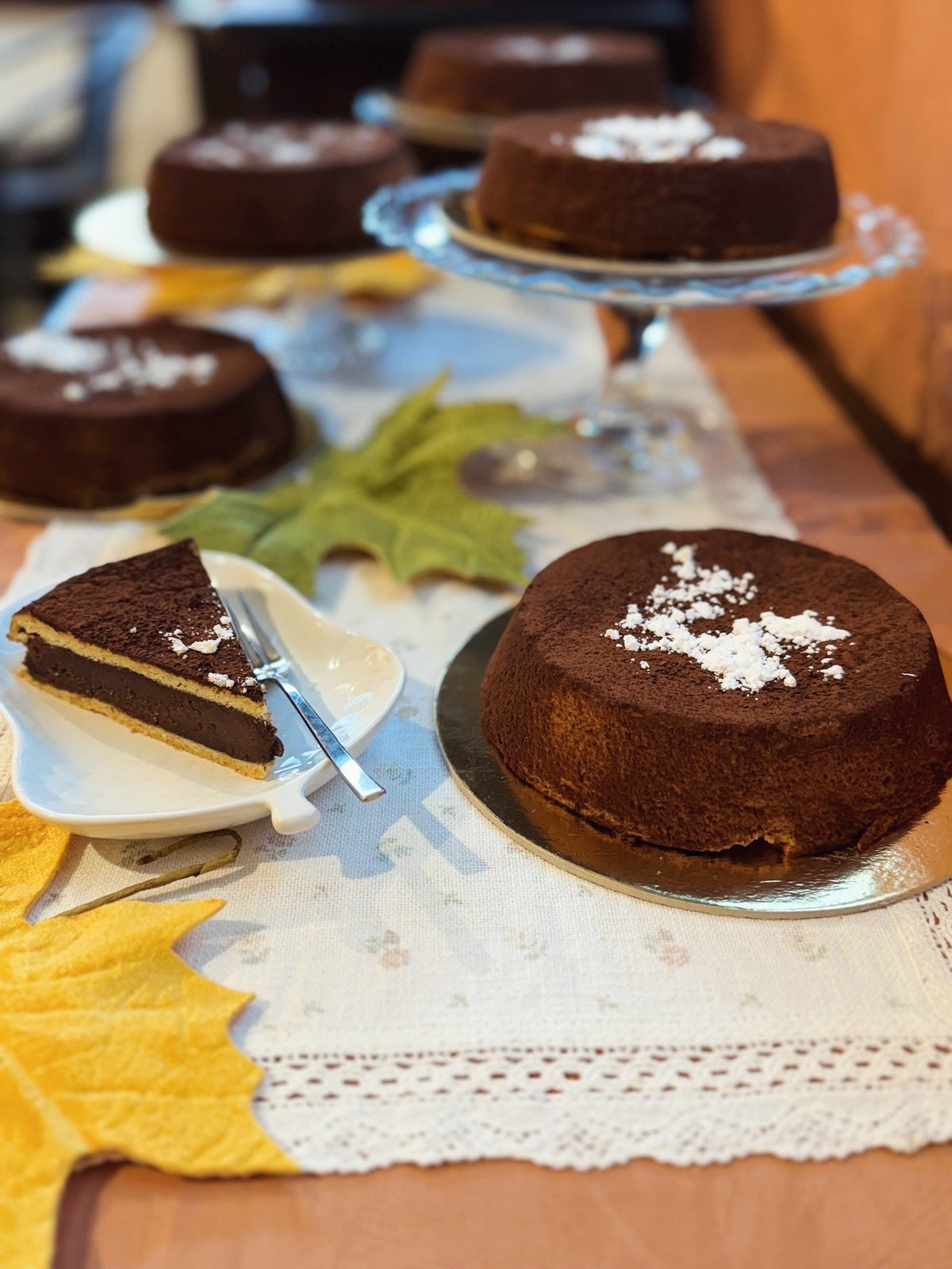 Castagnacci al cacao e una fetta servita su tavola d'autunno