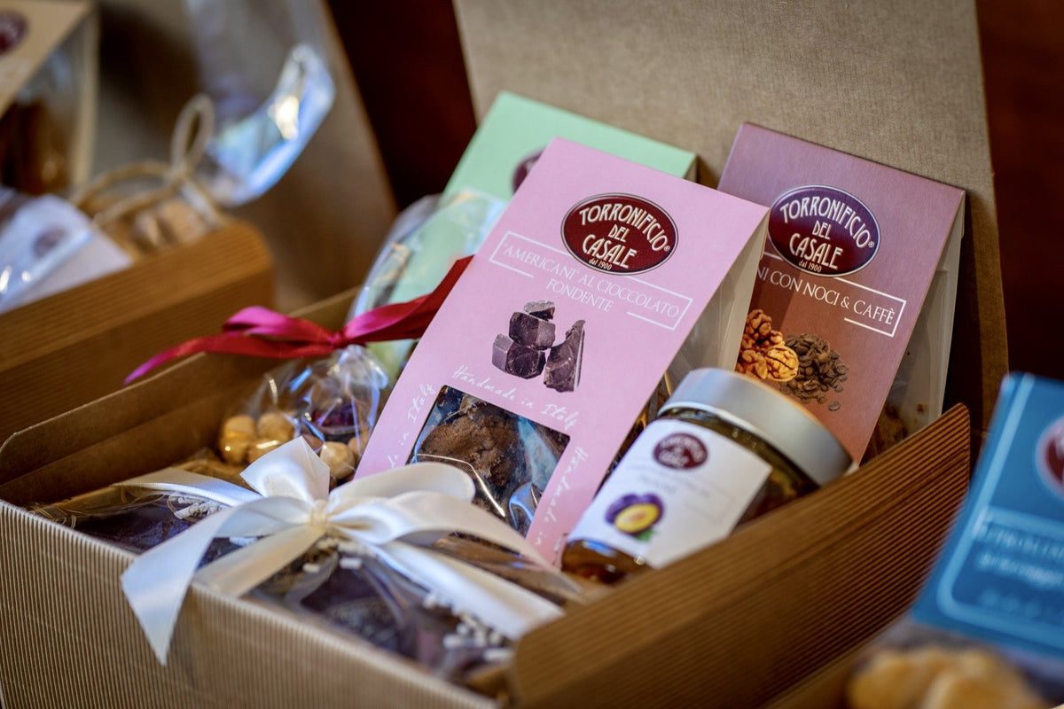 Confezione regalo personalizzata con frollini e altri prodotti
